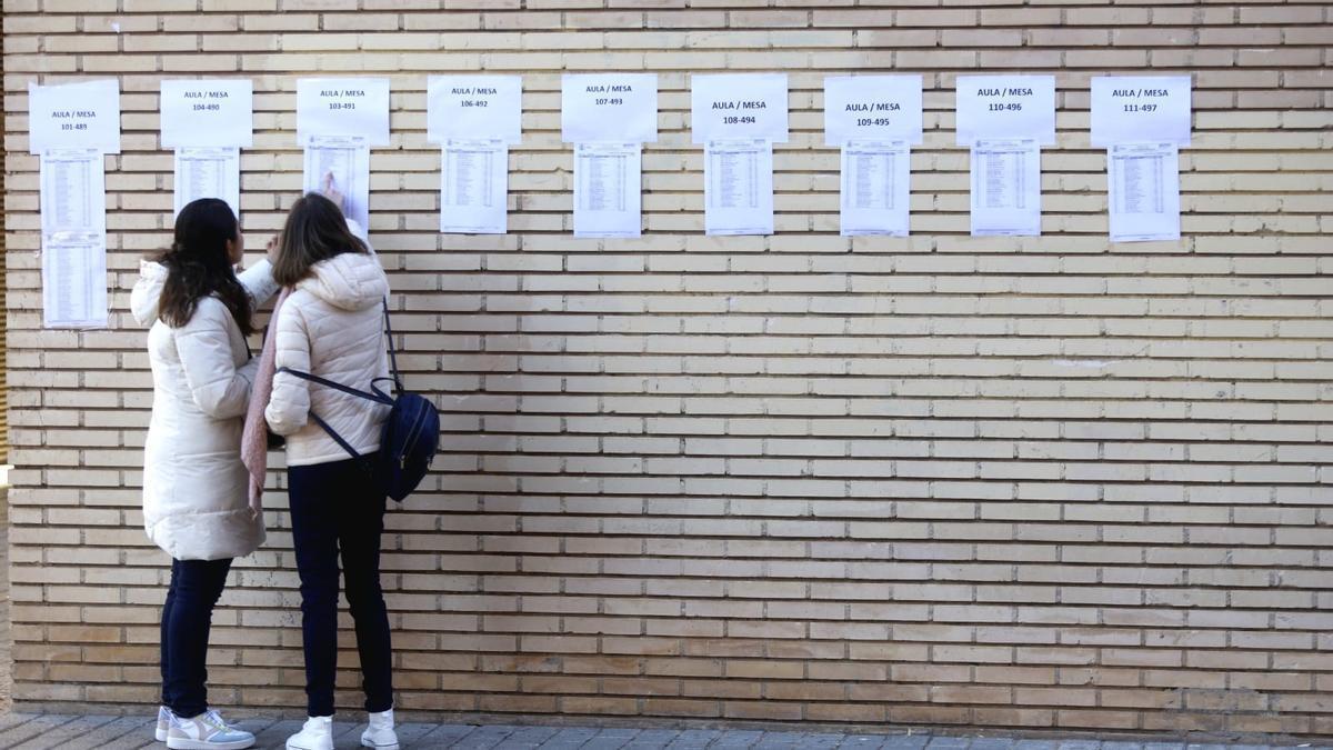 Estudiantes buscan su aula en unas oposiciones recientes celebradas en València.