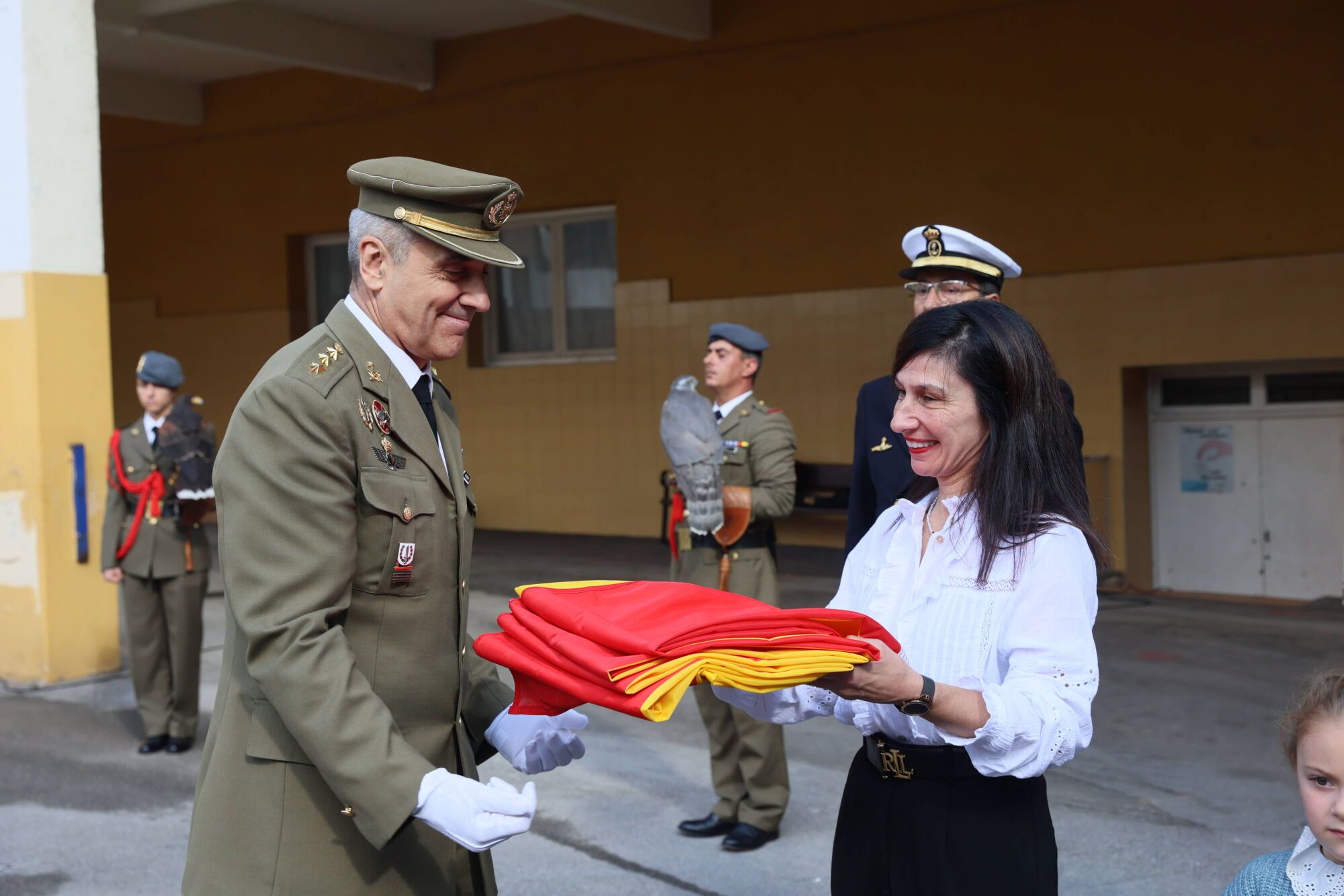 Escuelas Blancas. Acto de izado de la bandera con asistencia del delegado de Defensa y representantes de la Guardia Civil, la Policía Nacional y la Municipal, entre otros
