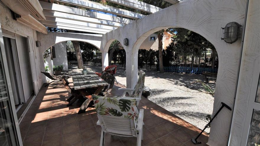 Rebajas cerca de la playa de Orihuela: un chalet con casa para invitados en una parcela de más de 1.000 metros cuadrados