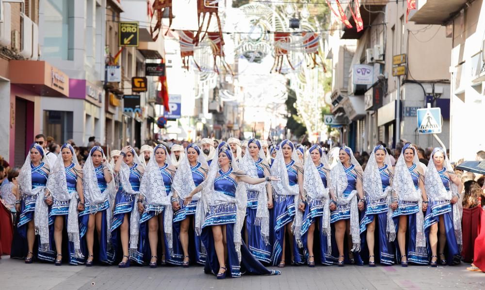 El bando de la media luna ofreció un majestuoso espectáculo en el segundo gran desfile de los Moros y Cristianos de la ciudad