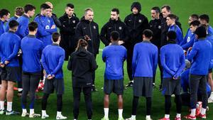 Flick charla con sus jugadores antes de empezar el entrenamiento en el estadio Da Luz en Lisboa.