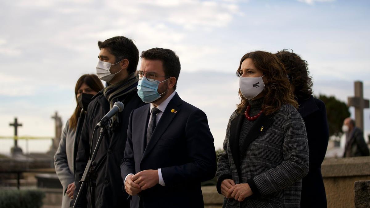 El president de la Generalitat, Pere Aragonès, al costat dels consellers Gemma Geis, Jordi Puigneró, Laura Vilagrà i Teresa Jordà en l&#039;ofrena davant la tomba de l&#039;expresident Francesc Macià