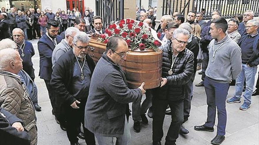 Medio millar de personas despide a Leandre Adsuara en la arciprestal de Vila-real