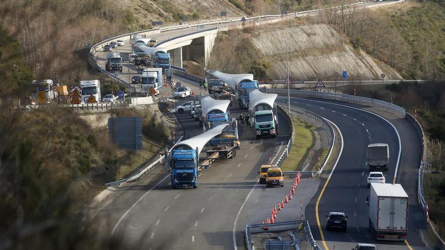 Seis camiones con palas eólicas rumbo a Ferrol pasan tres días bloqueados en Pedrafita por un problema burocrático