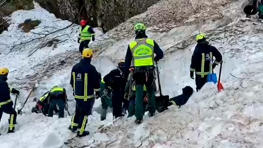 Labores de la Guardia Civil en la incansable búsqueda del operario sepultado por la nieve en San Isidro el día de Año Nuevo