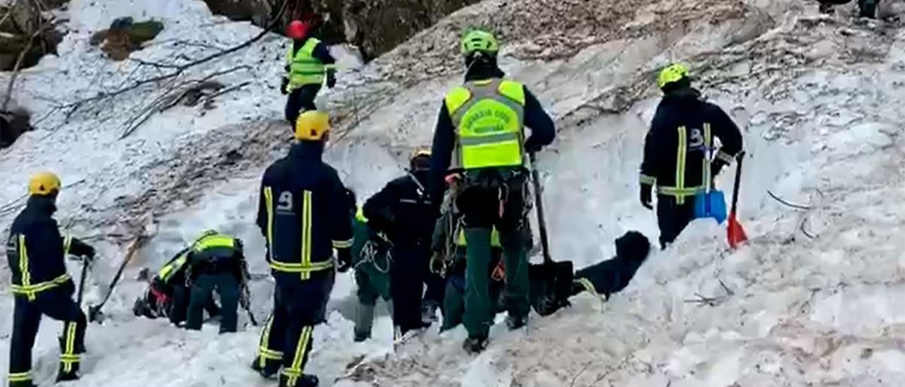 Labores de la Guardia Civil en la incansable búsqueda del operario sepultado por la nieve en San Isidro el día de Año Nuevo
