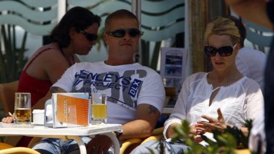 Una pareja de turistas en una terraza del Postiguet.