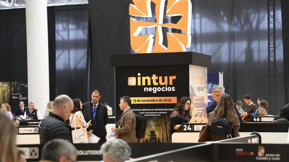 Cullera presenta su oferta turística en la Feria INTUR de Valladolid para fidelizar al visitante del interior de España.