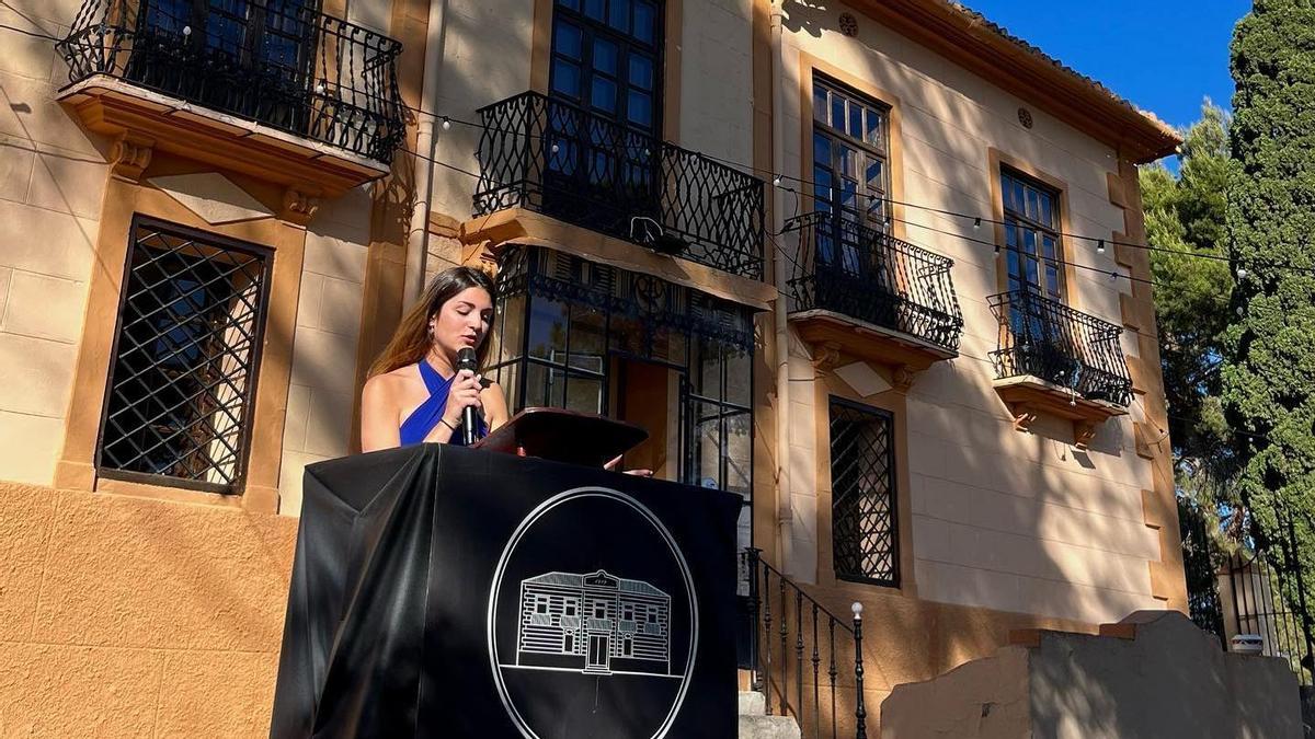 Yolanda Martínez durante su intervención a las puertas de Casa Don Ángel.