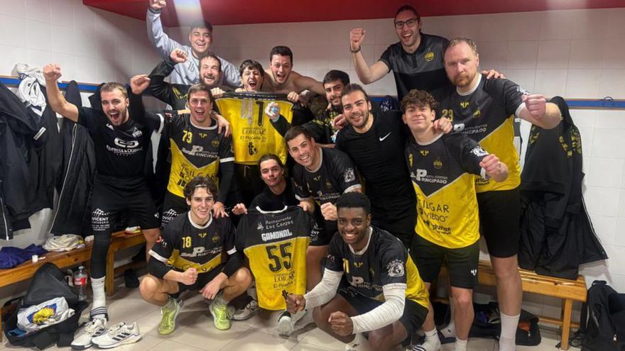 La plantilla del Balonmano Vetusta celebra una victoria.  |