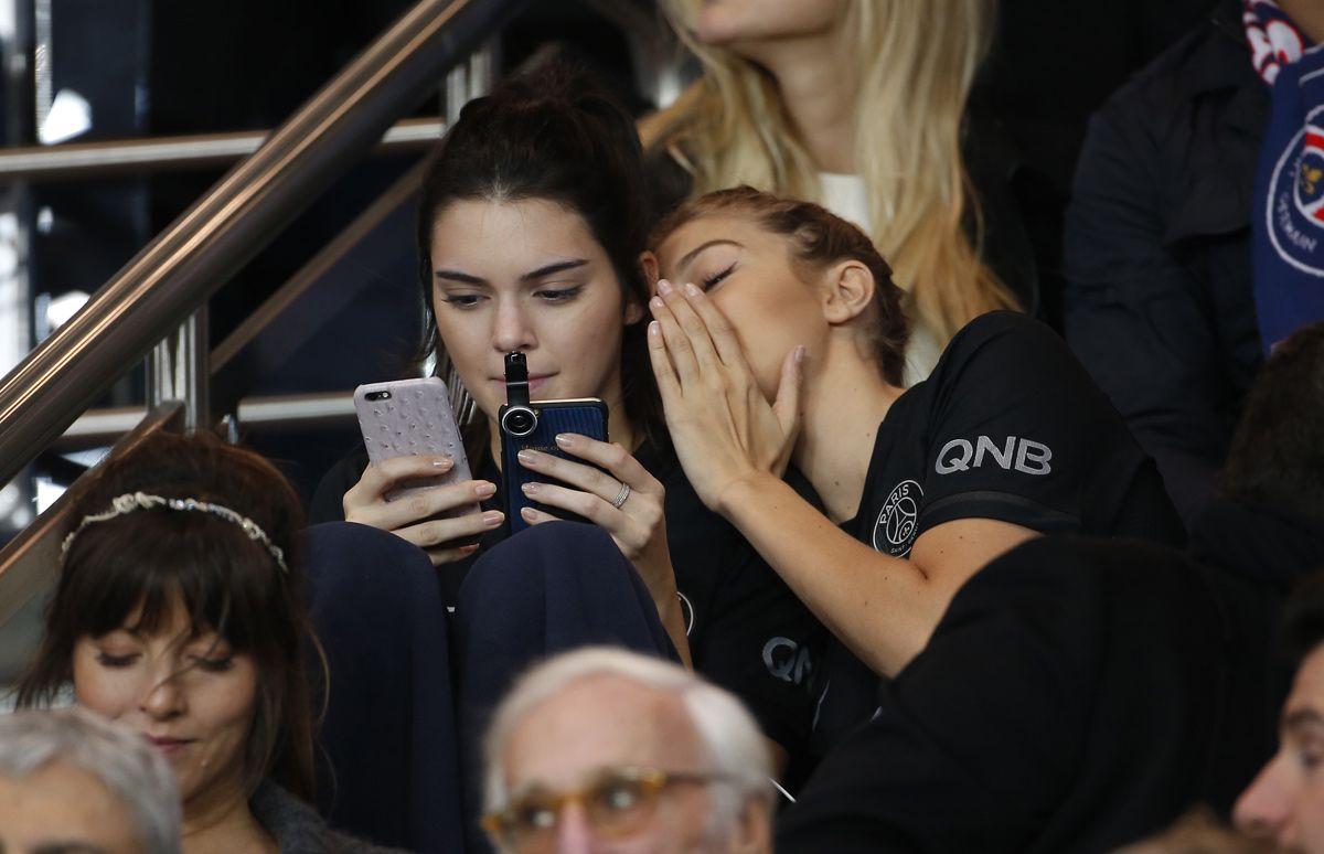 Gigi Hadid y Kendall Jenner van al fútbol en París