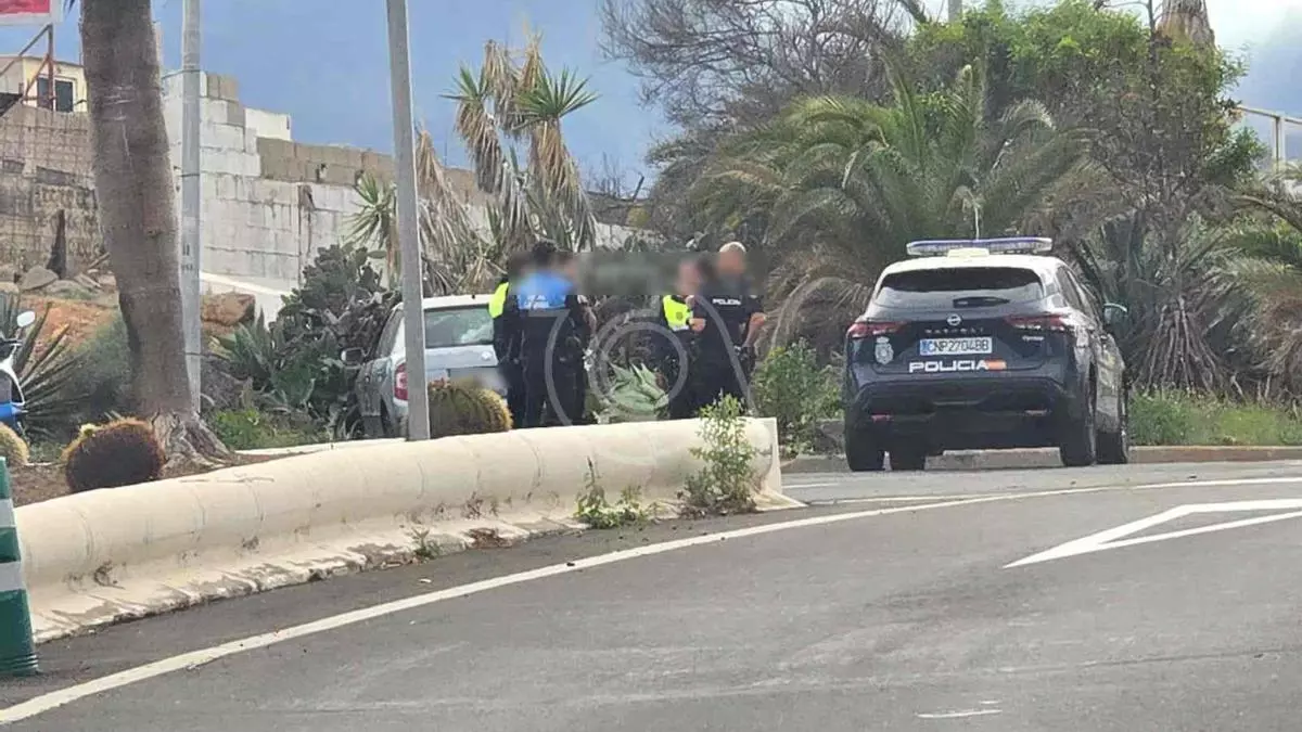 Persecución a toda velocidad en Telde: un conductor huye en dirección contraria y acaba estrellado