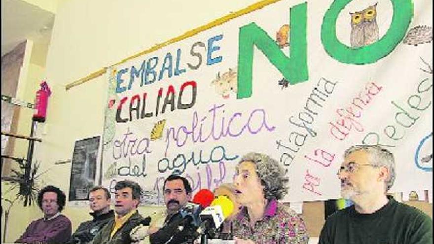 David Howell, de la FNCA; Francesc La Roca, experto en la directiva Marco del Agua; Leandro del Moral, presidente de la FNCA; Elías Rodríguez, alcalde de Caso; Gloria Fernández, de la Plataforma por la Defensa de Redes; Esperanza Fernández, profesora de la Universidad; Alberto Fernández, de Adena.