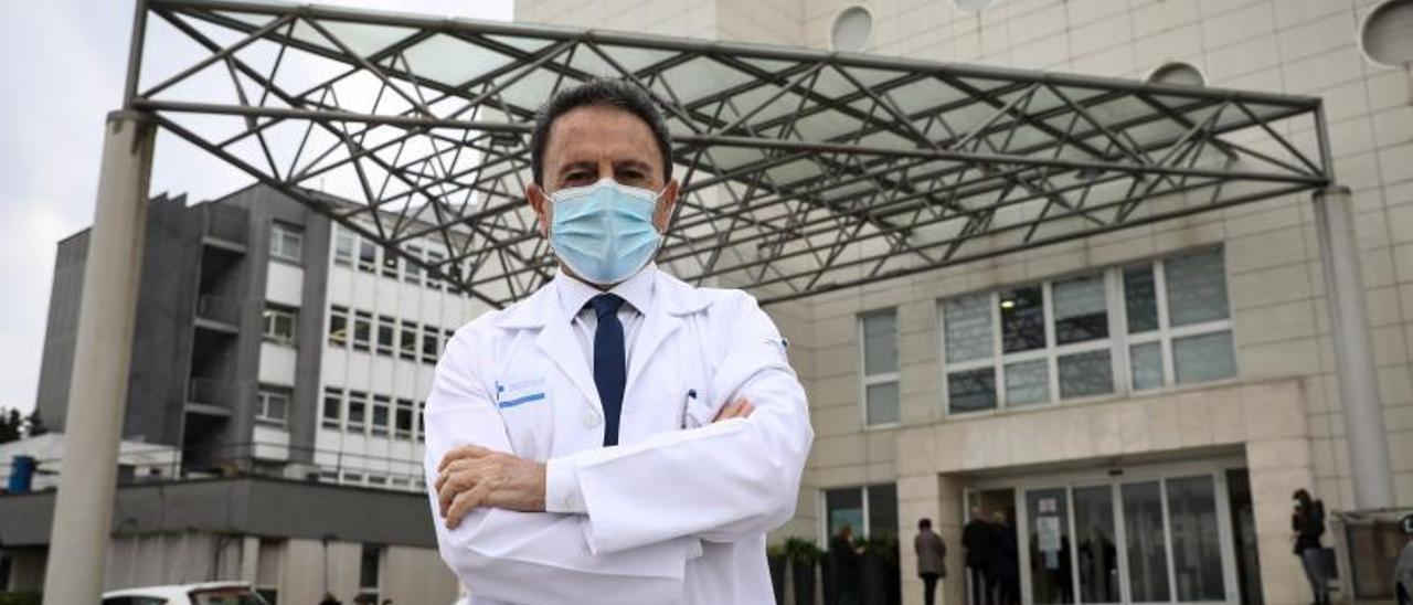 Manuel Bayona, a la entrada del Hospital de Cabueñes.