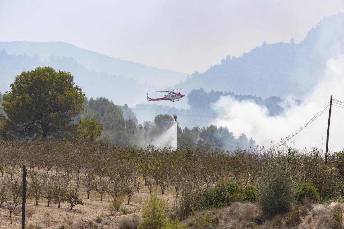 Un medio aéreo trabajando en la extinción de un incendio en Barxeta, esta semana.