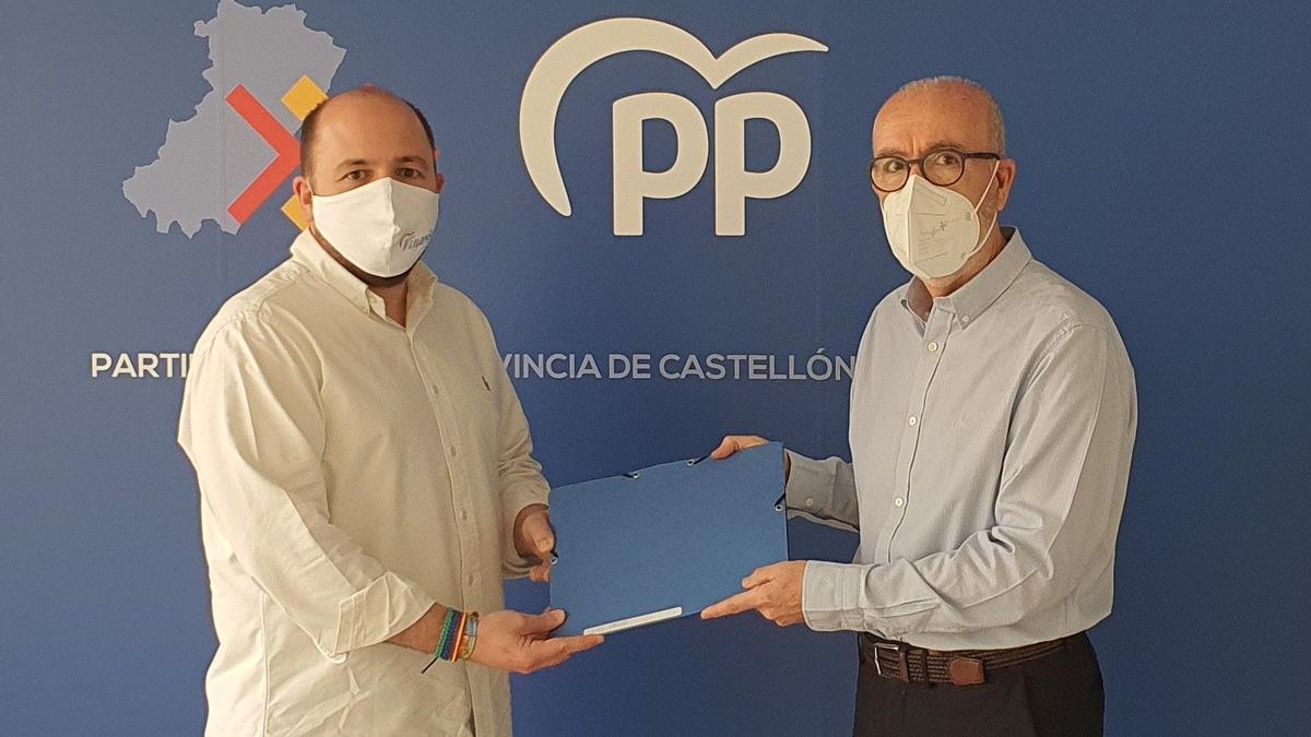 El candidato Lluís Gandia entrega sus avales en la sede provincial del PP de Castellón