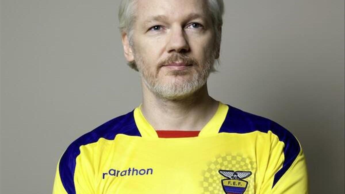 Julian Assange publica en Twitter su foto con la camiseta de la selección de Ecuador.
