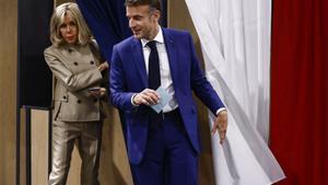 El president francès, Emmanuel Macron, vota amb la seva dona, ahir. | YARA NARDI / EFE