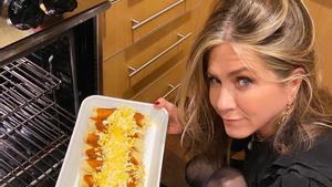 Jennifer Aniston ha compartido una insólita imagen en la que se le ve muy hacendosa en la cocina con una suculenta bandeja, mandándole así un mensaje al presentador Jimmy Kimmel: Ok, @jimmykimmel... aquí están tus jodidas enchiladas ’Friendsgiving.