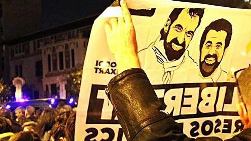 Una pancarta en favor de la llibertat de Jordi Sànchez i Jordi Cuixart, en una concentració dels CDR