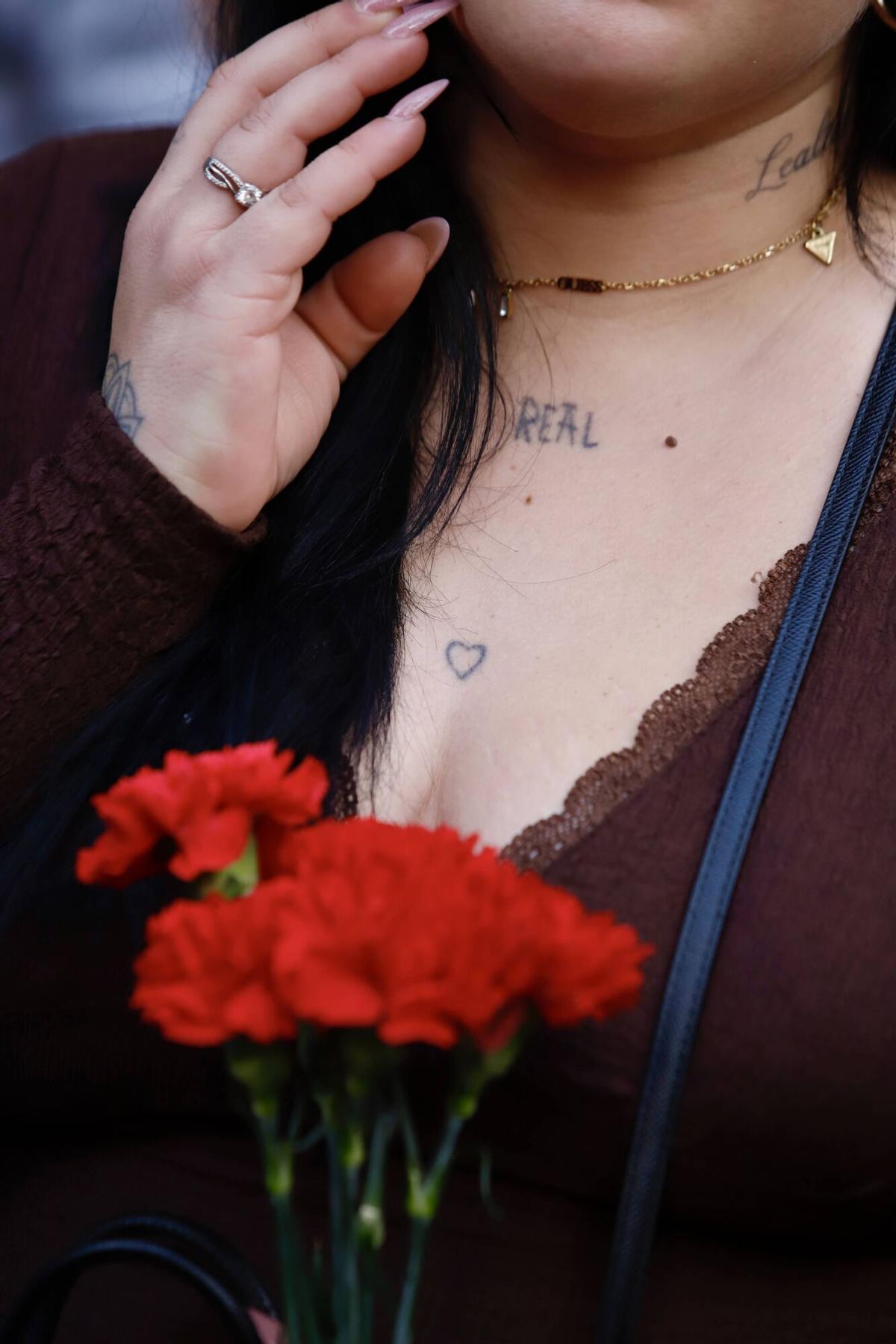 Claveles a la espera del paso del Cautivo en su traslado