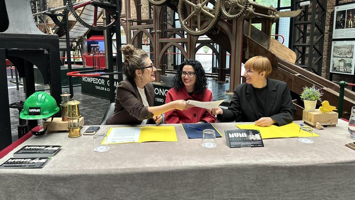 Por la izquierda, Cristina Cantero, Vanessa Gutiérrez y Semíramis González, en la firma del acuerdo.