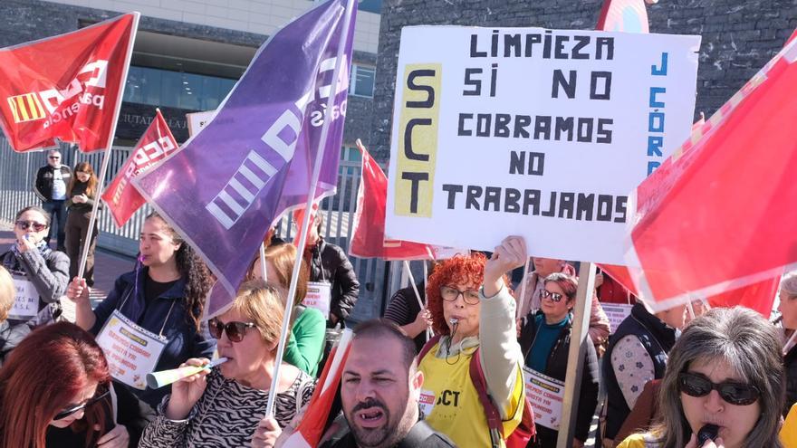 Protesta en Elche de empleadas de la limpieza por el retraso en resolver el concurso de acreedores