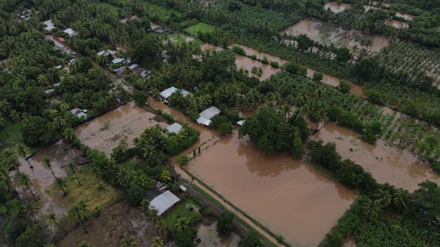 Fotografía aérea donde se observa una zona inundada por el desborde de un río, este martes en Metalío (El Salvador).