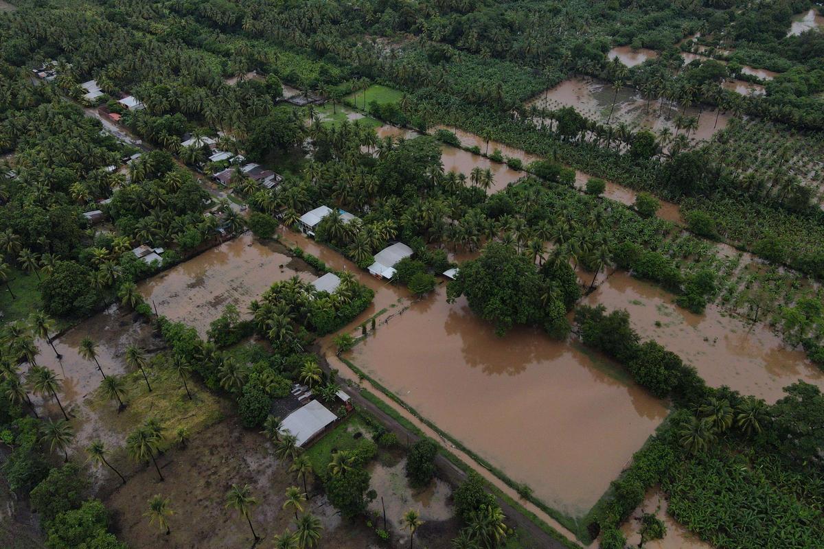 Fotografía aérea donde se observa una zona inundada por el desborde de un río, este martes en Metalío (El Salvador).