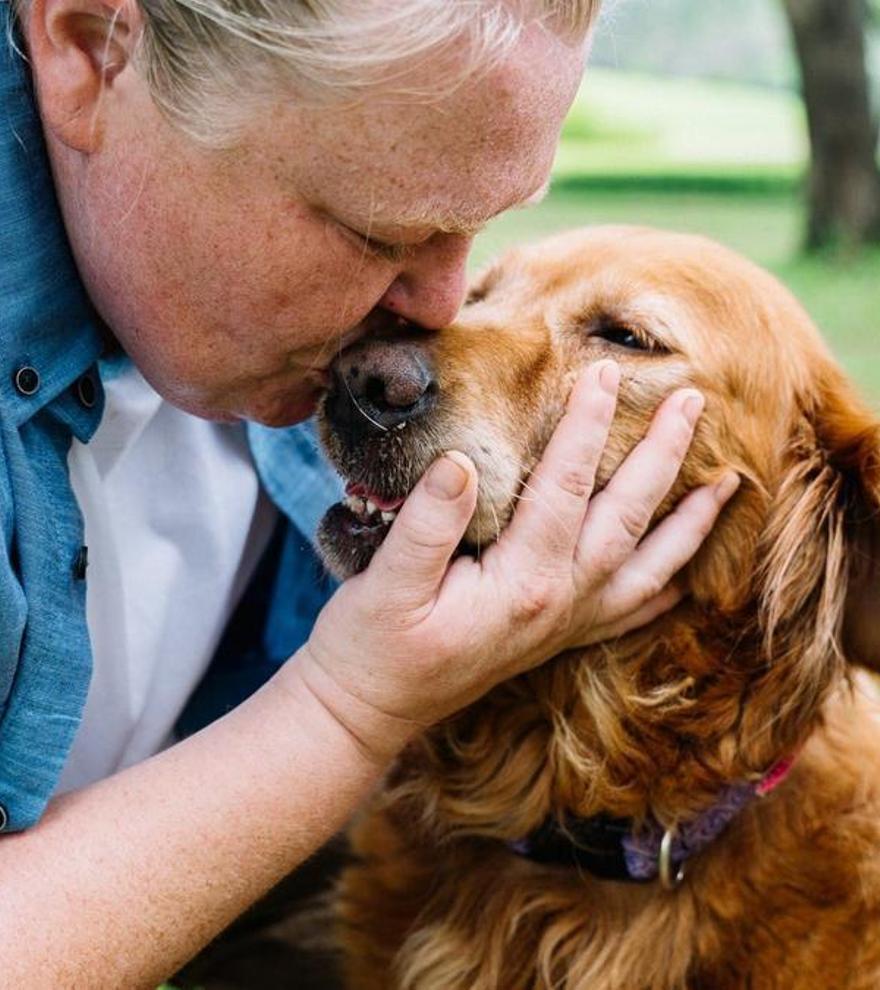 ¿Por qué los perros nos dan lametones? Descubre el motivo de estos besos tan húmedos