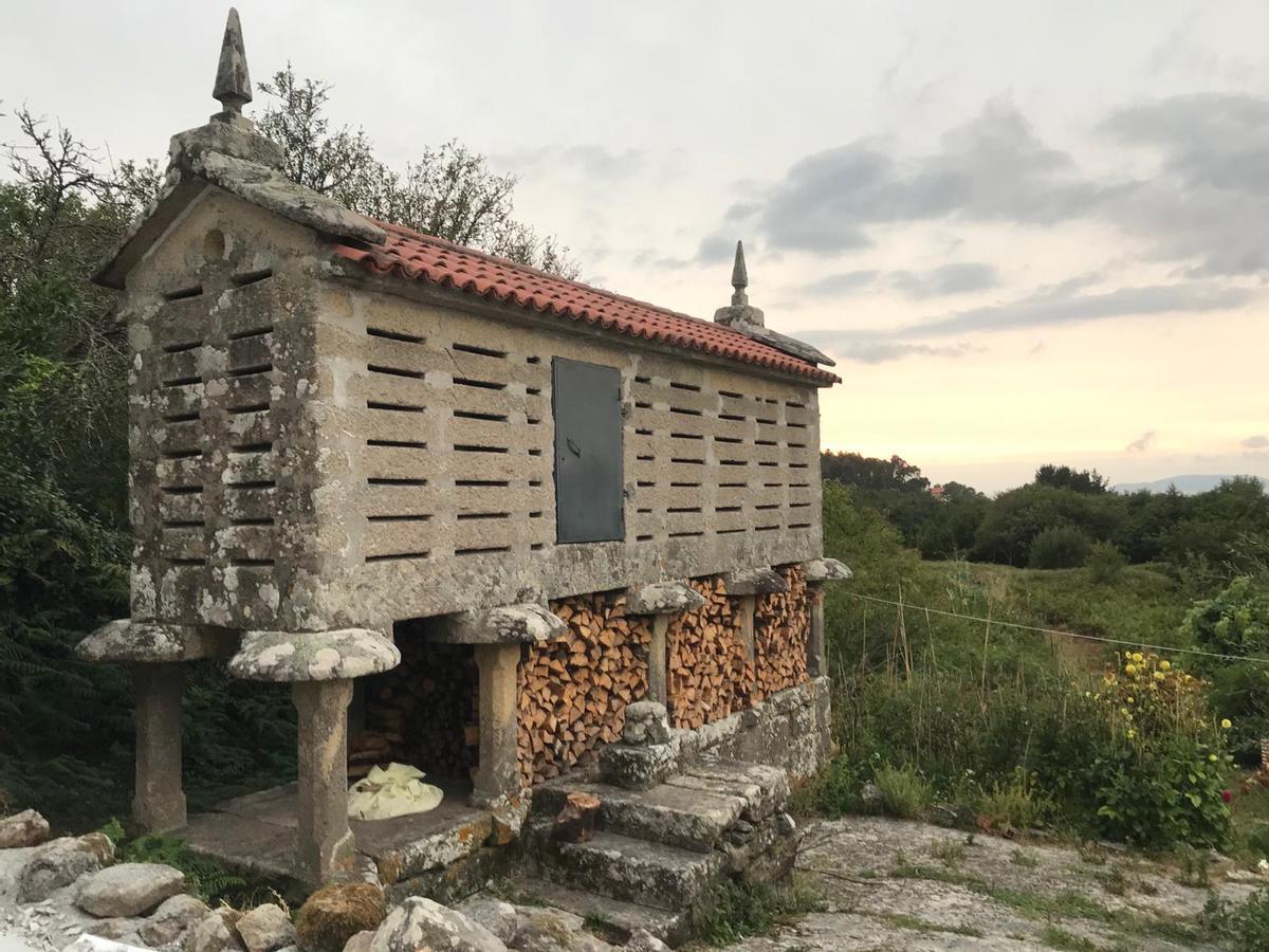 Hórreo en el lugar de Mallou, en la parroquia de Santa Comba de Carnota