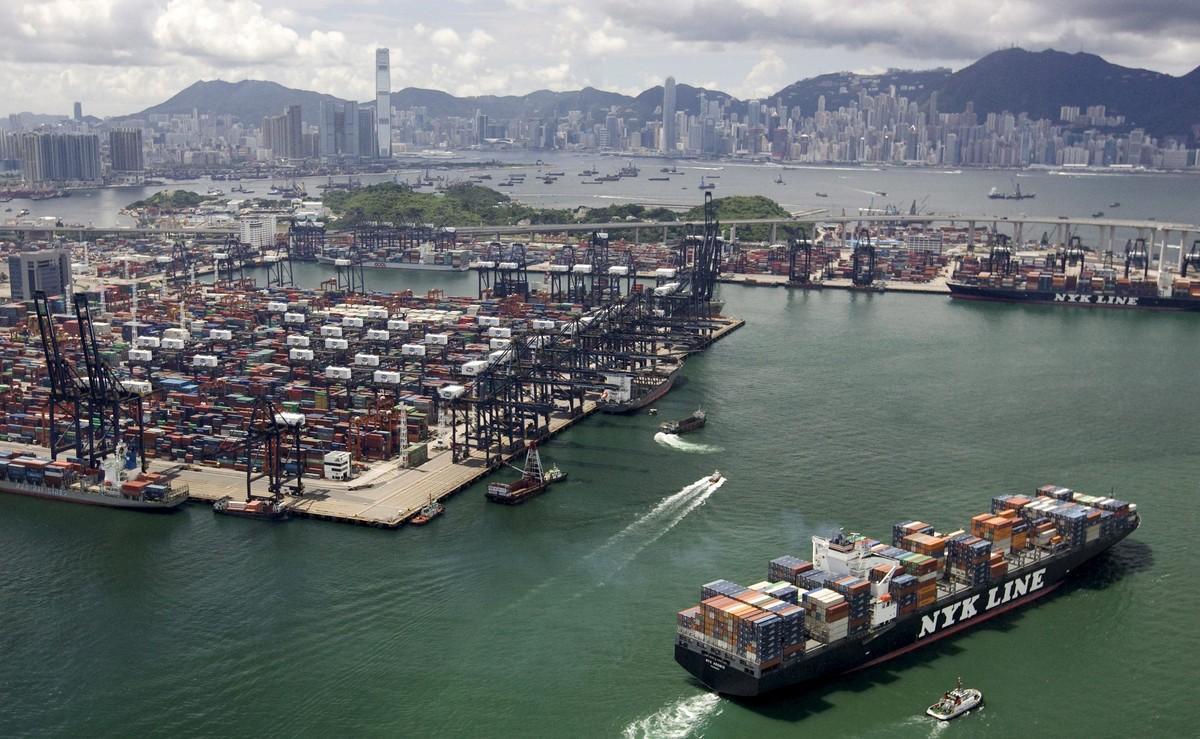HKG02 HONG KONG (CHINA) 22/06/10.- Una vista aérea del puerto de Kwai Chung, uno de los puertos más ocupados del mundo, en Hong Kong, China, el martes 22 de junio de 2010. Mientras la recesión global económica comienza a suavizar, las compañías navieras que manejan la flota de marina mercante mundial han comenzado a mostrar algunos signos de recuperación y crecimiento. Maersk Line, líder mundial en transporte de contenedores, dijo que un rebote fuerte en el comercio global ha conducido a una escasez sin precedentes de contenedores. EFE/ALEX HOFFORD
