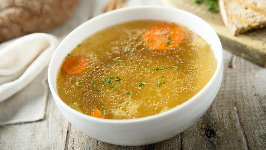 Los cocineros coinciden: “El caldo de verduras mejora mucho si asas o pochas las verduras y no lo hierves durante horas”