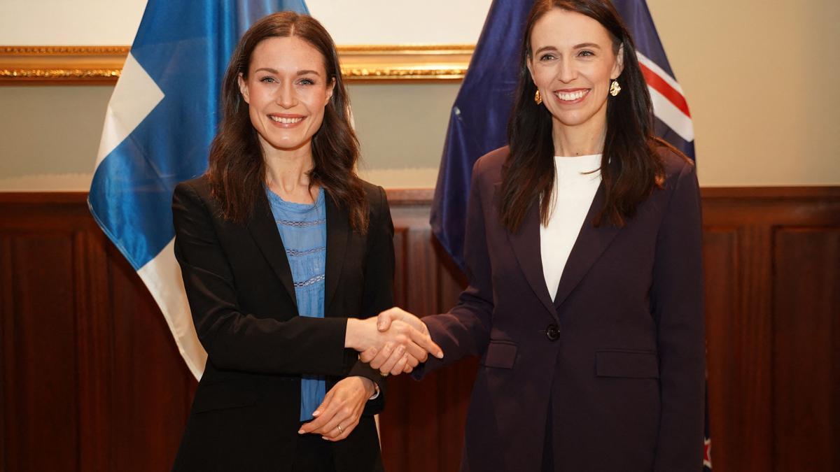 Las primeras ministras de Finlandia, Sanna Marin, yde Nueva Zelanda, Jacinda Ardern.