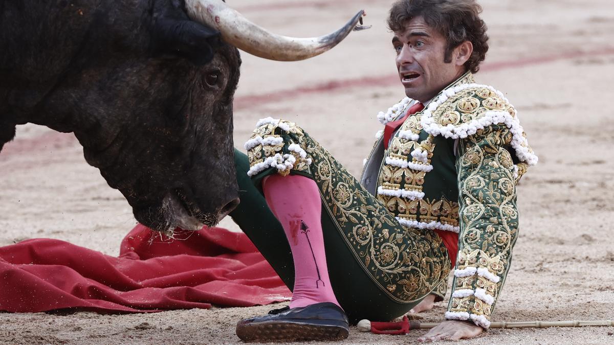 El diestro Fernando Robleño, tras ser cogido por su primer toro.