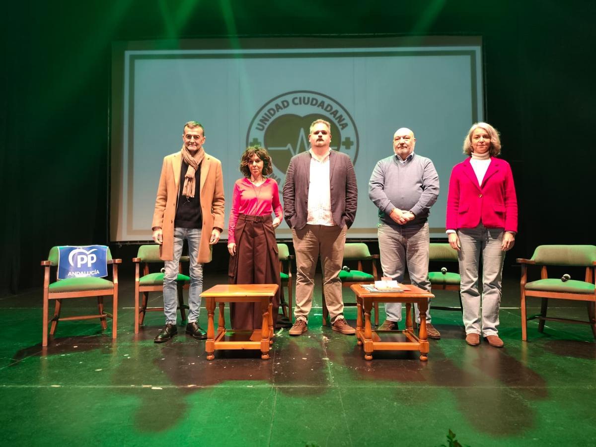 Participantes en la mesa redonda sobre el hospital de Lucena, antes de su inicio.