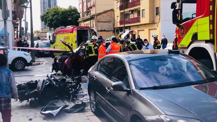 Servicios de emergencia desplazados al lugar del siniestro en el barrio de La Torre.