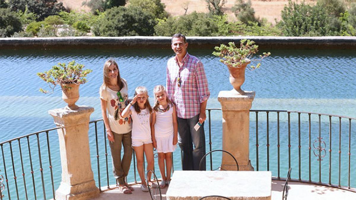 Els Reis i les seves filles visiten la serra de Tramuntana un any després del devastador incendi.