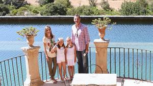 Els Reis i les seves filles visiten la serra de Tramuntana un any després del devastador incendi.