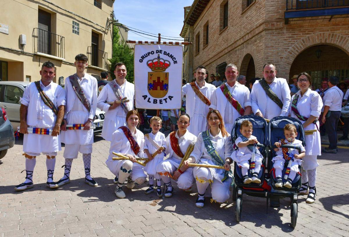 El grupo de Maleján llevó sus trajes y bailes a Albeta. | SERVICIO ESPECIAL