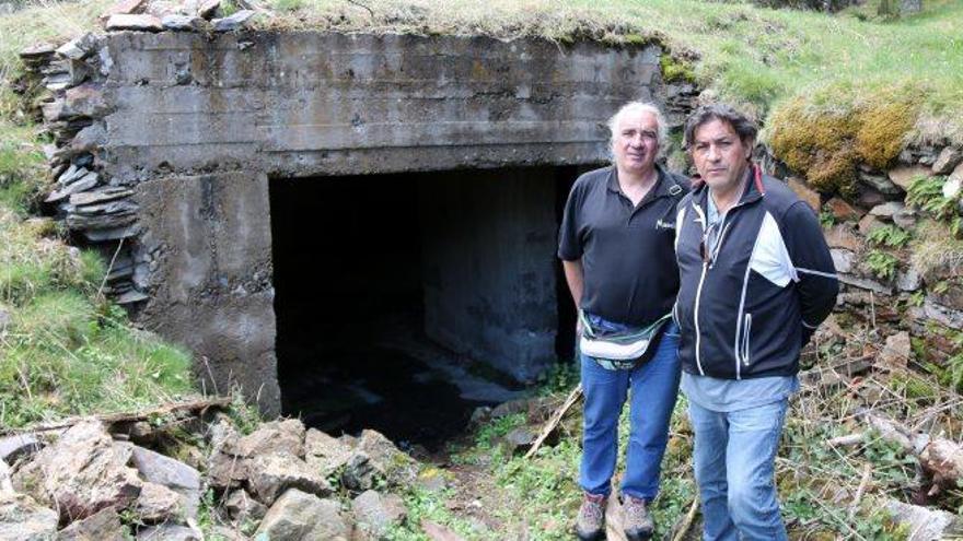 El veí d&#039;Alp Pere Secases amb l&#039;alcalde de Toses, Joan Bernadas, en un dels búnquers recuperats