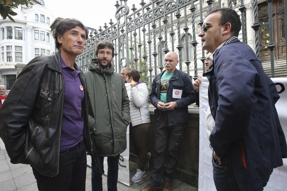 Protesta de funcionarios durante la celebración del pleno de la Junta General del Principado