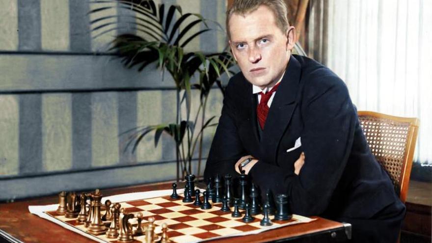 Alexander Alekhine,
davant d‘un tauler
d’escacs; a l’esquerra, 
la portada del llibre
sobre la seva vida.