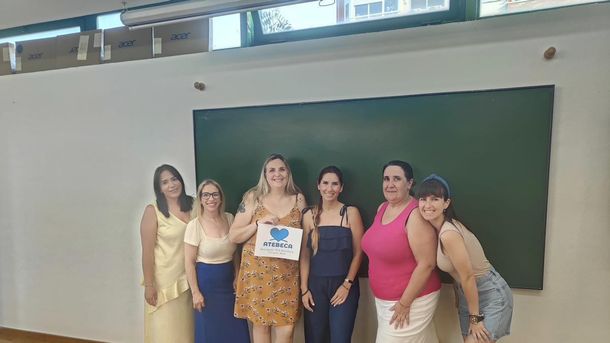 En el centro de la imagen, Àngeles Martínez, acompañada de otras incansables mujeres.