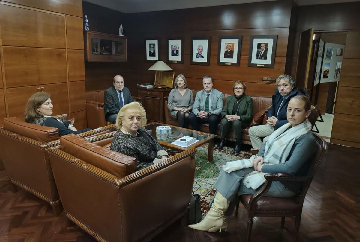 Representantes de los letrados de Administración de Justicia, ayer, con el decano del Colegio de Abogados, Augusto José Pérez-Cepeda (primero por la izquierda). | // LA OPINIÓN