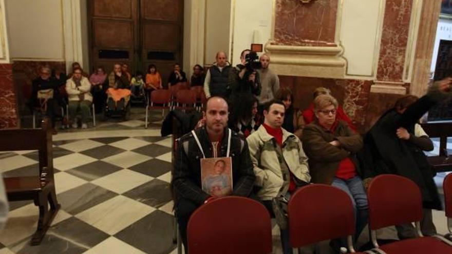 Los dependientes encerrados en la basílica a la espera de que les recibiera Osoro, anoche.