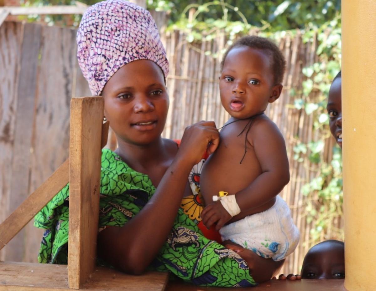 Una madre ugandesa con su bebé