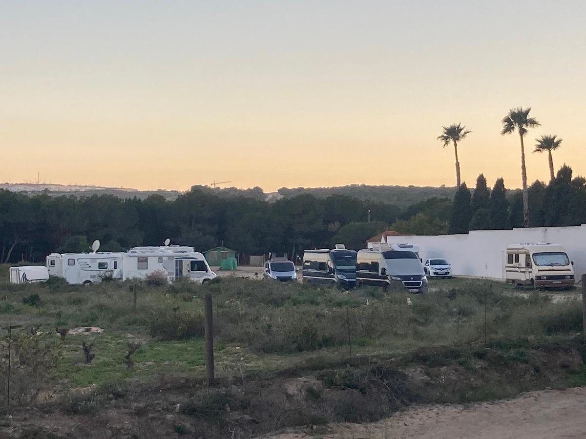 Caravanas junto al cementerio de La Mata en el parque natural, sobre suelo de antiguos cultivos de viñas