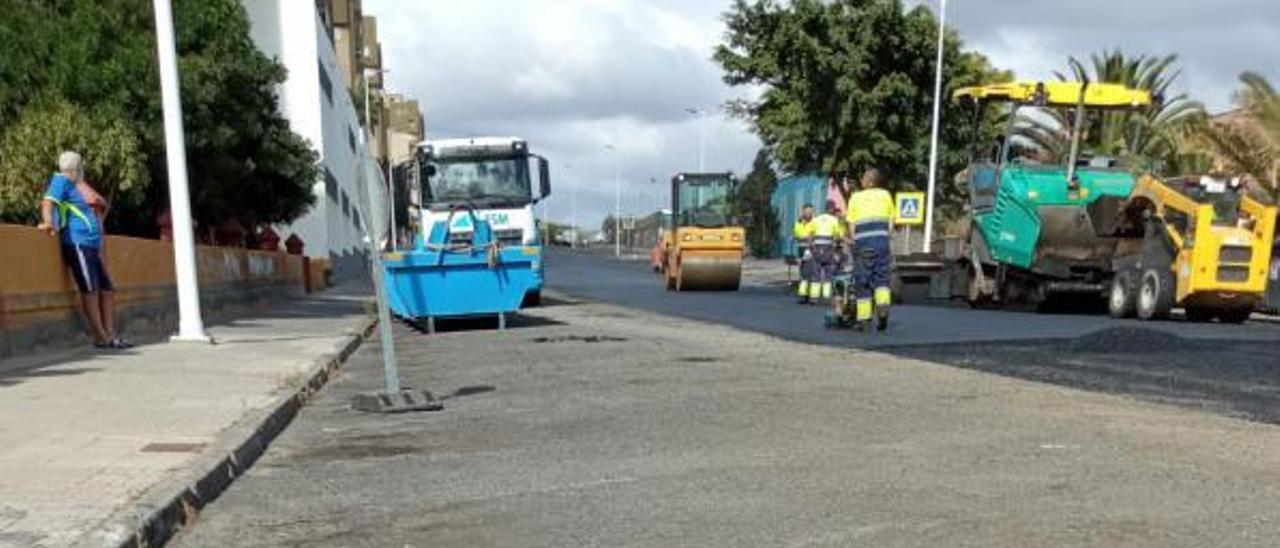 Trabajos de repavimentación en la calle Fernando Sagaseta, en Jinámar. Los márgenes de la vía han quedado sin asfaltar. | | LP/DLP