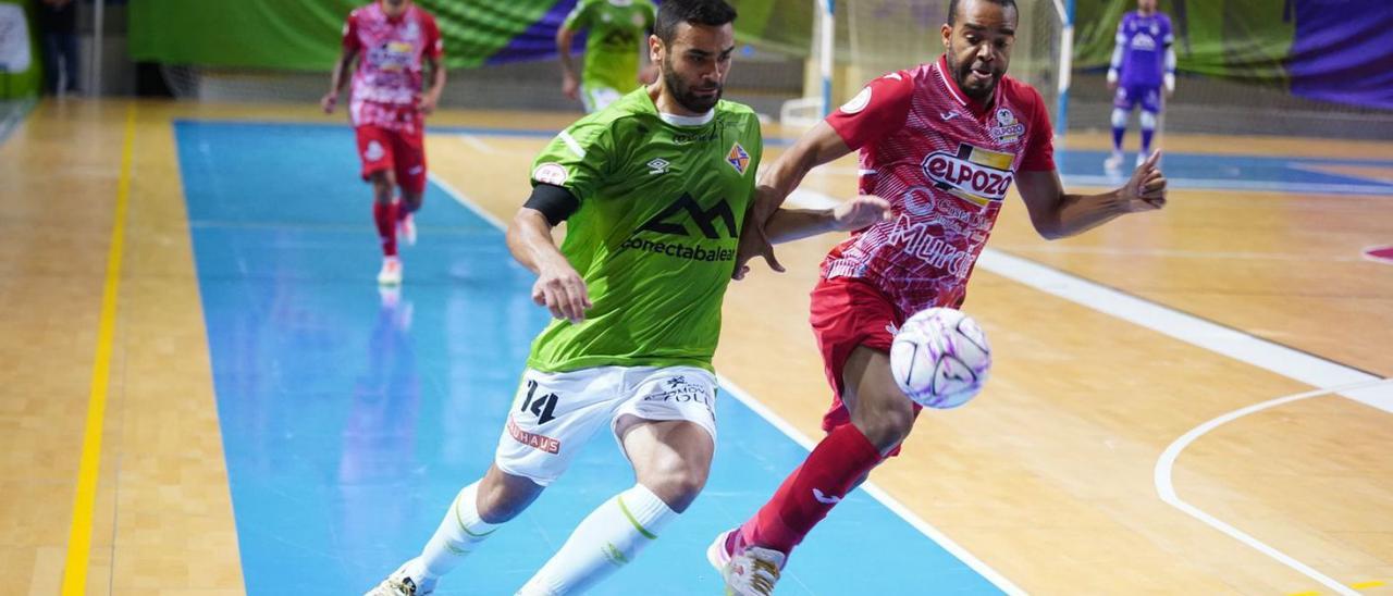 Leo Santana, de ElPozo Murcia, durante un tramo del partido frente al local Tomaz.  | PALMA FUTSAL